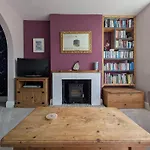 Semesterbostad Cherry View House 3 Bed Garden Parking Sleeps 8 *