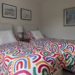 Semesterbostad Cherry View House 3 Bed Garden Parking Sleeps 8 *