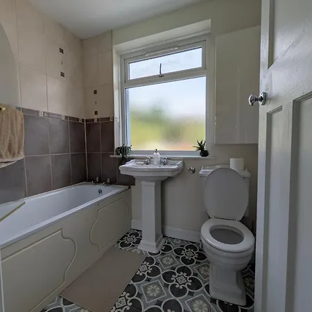 בית נופש Cherry View House 3 Bed Garden Parking Sleeps 8 *