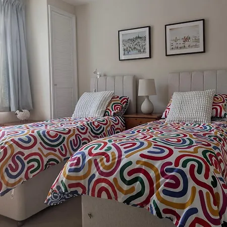 Cherry View House 3 Bed Garden Parking Sleeps 8 Holiday home Bristol