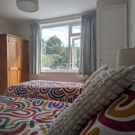 Cherry View House 3 Bed Garden Parking Sleeps 8 Holiday home *