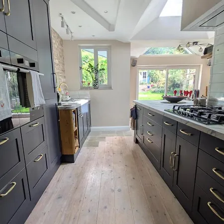 Cherry View House 3 Bed Garden Parking Sleeps 8